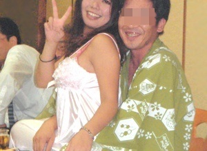 膝にのるコンパニオン