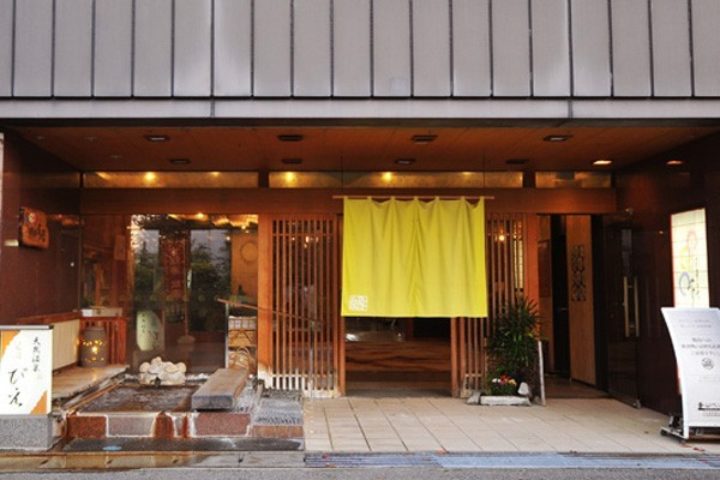 料亭生まれの旅館の外観