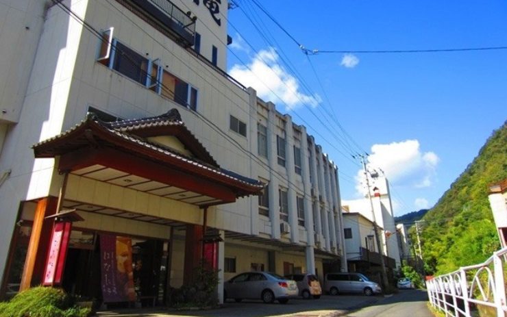 華滝の正面と正面通り