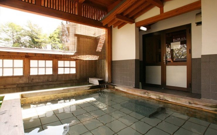 露天風呂 外側から奥への視点