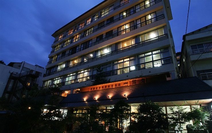 ホテル一冨士の夜の外観