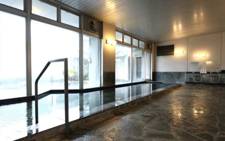 前面ガラス張りの開放感あふれる大浴場(内湯)