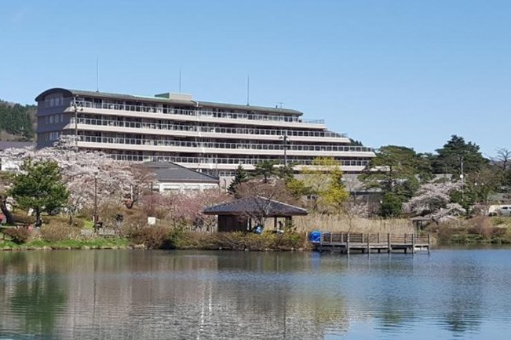 湖畔に映る櫟平ホテル
