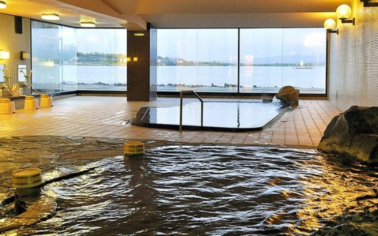 紫山潟の景観抜群の大浴場