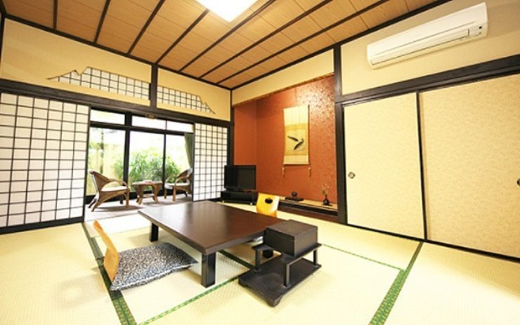 露天風呂付客室の広間