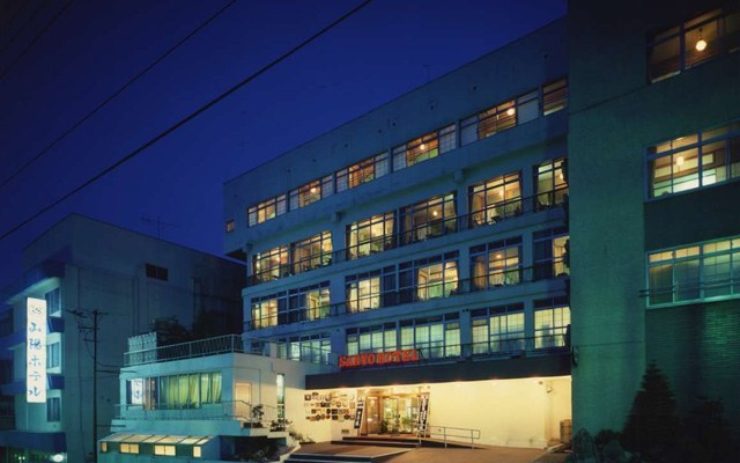 山陽ホテルの外観（夜）