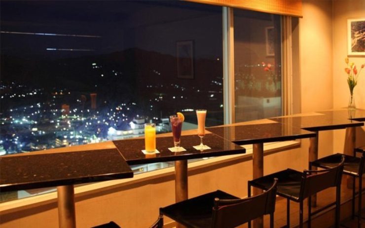 カクテルラウンジ