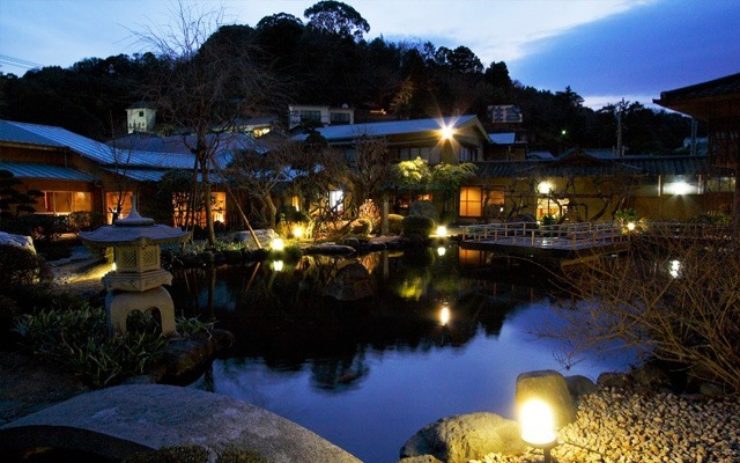 くつろぎとやすらぐを与える夜の庭園