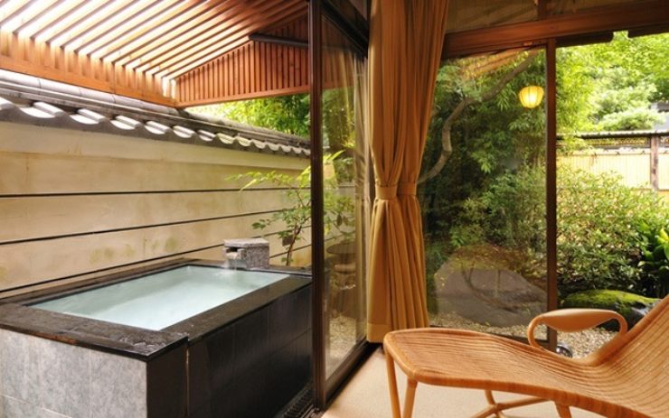 露天風呂付き客室の露天風呂一例