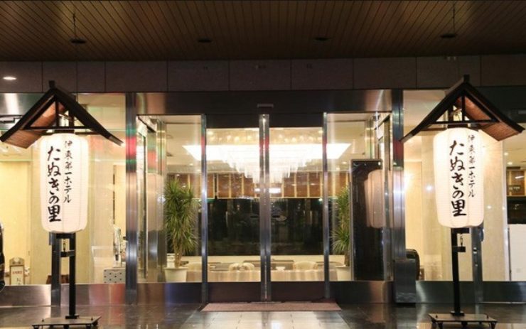 伊東第一ホテルたぬきの里の玄関