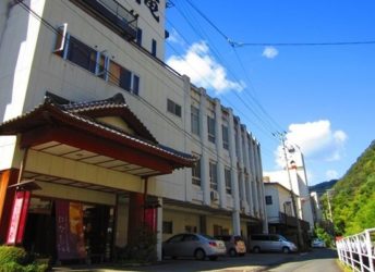 華滝の正面と正面通り