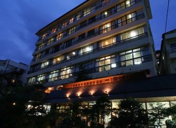 ホテル一冨士の夜の外観