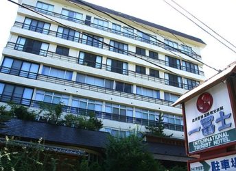 ホテル一冨士の日中の外観