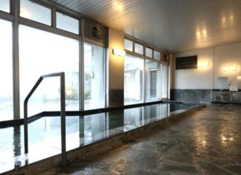 前面ガラス張りの開放感あふれる大浴場（内湯)