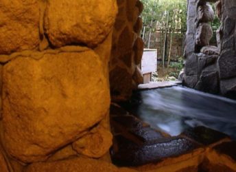 貸切風呂「洞窟モグラ風呂」