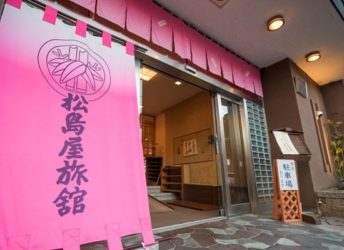 松島屋旅館の正面玄関