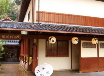 300年の歴史を感じさせる落ち着いた玄関