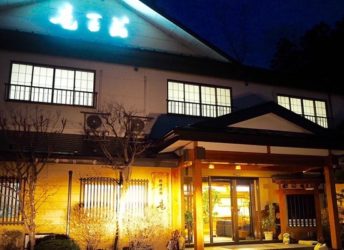 竜王苑の夜の外観