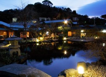 くつろぎとやすらぐを与える夜の庭園