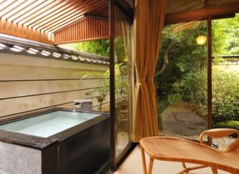 露天風呂付き客室の露天風呂一例