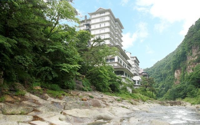 摺上川の渓谷から望む温泉街