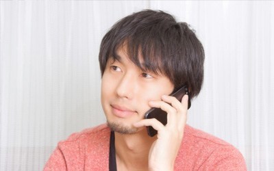コンパニオンを電話で呼ぶ男