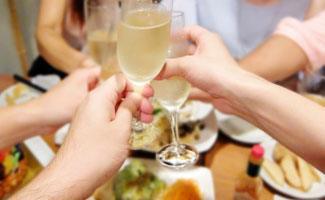 人数がそろったパーティの乾杯