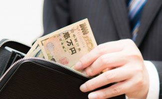 チップをわたすイメージ画像