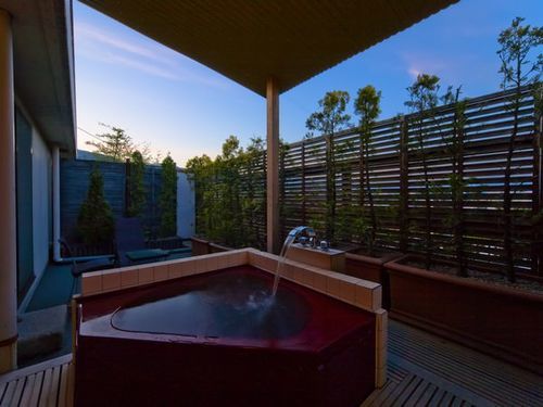 ノリの良さに定評がある大人気の石和温泉のスーパーコンパニオンのプランの特長をご紹介いたします。