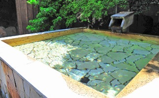 露天風呂の石風呂