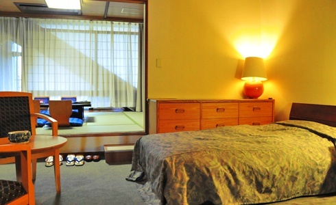 二間に分かれた石庭の和洋室