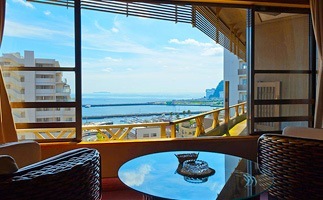 相模湾を臨む海側の客室