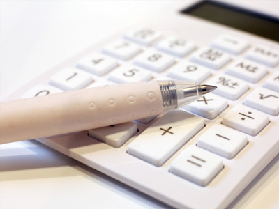 電卓で予算を決める画像