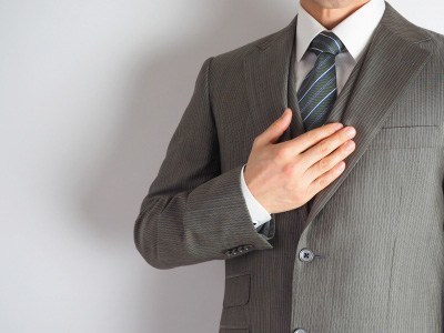 安心している男性のイメージ画像