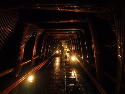 足尾銅山の坑内