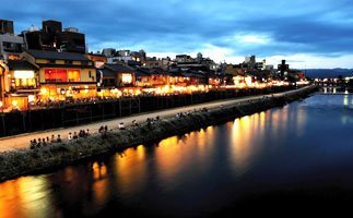 四条大橋周辺の河川風景