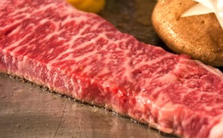 ステーキを焼くシーン