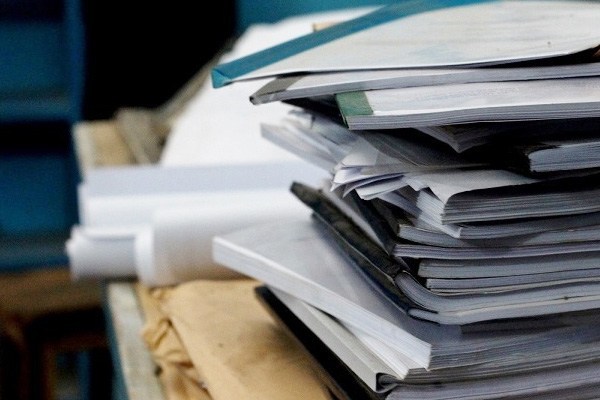 山積みにされたやらなければならないイメージ画像