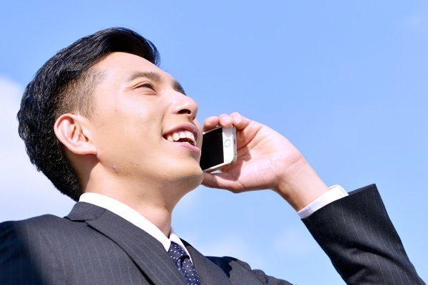 安心して電話する男性