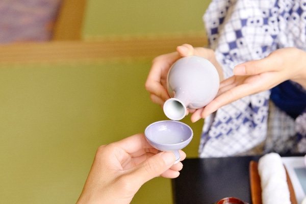 お酌をする女性