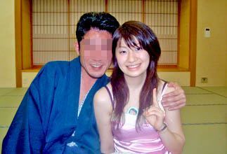 お客さんとツーショットのコンパニオン