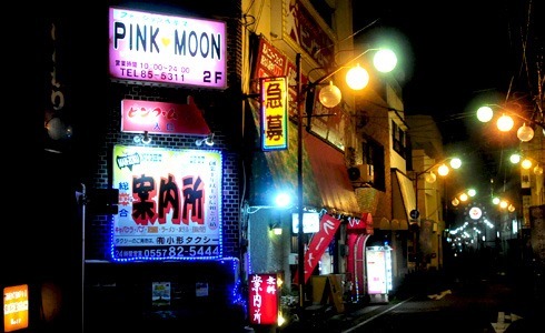 静岡県熱海温泉の歓楽街風景