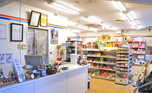 24時間対応のコンビニも館内