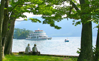 ​遊覧船とベンチの観光客