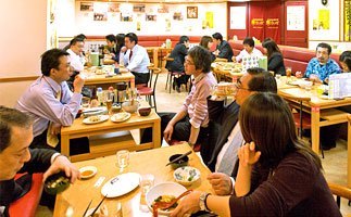 来らっせ本店の店内