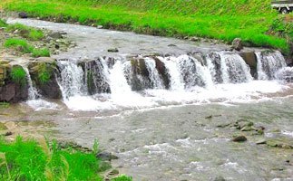星川温泉の近くの川