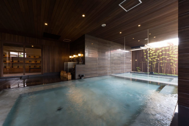 シックで高級感溢れる黒基調の大浴場「くろの湯」