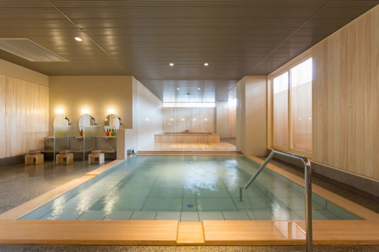 清潔感と洗練された白基調の大浴場「しろの湯」