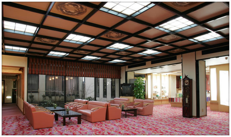 歴史と伝統を感じさせるロビーがお出迎え