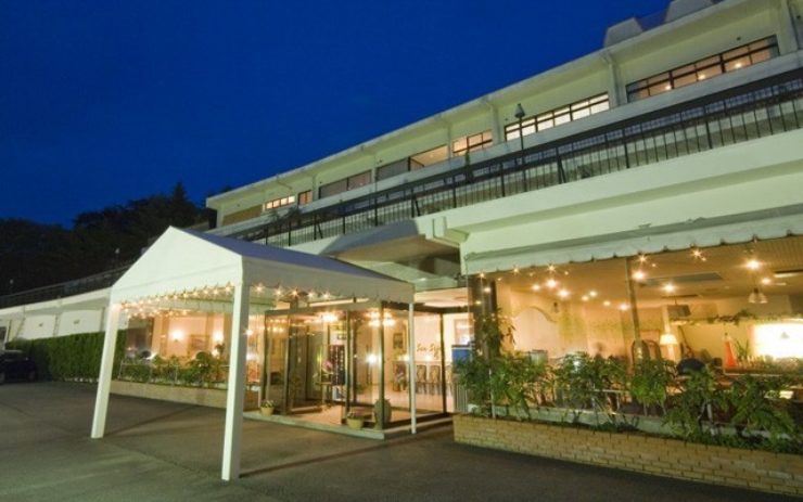 サンシャイン修善寺の夜の外観